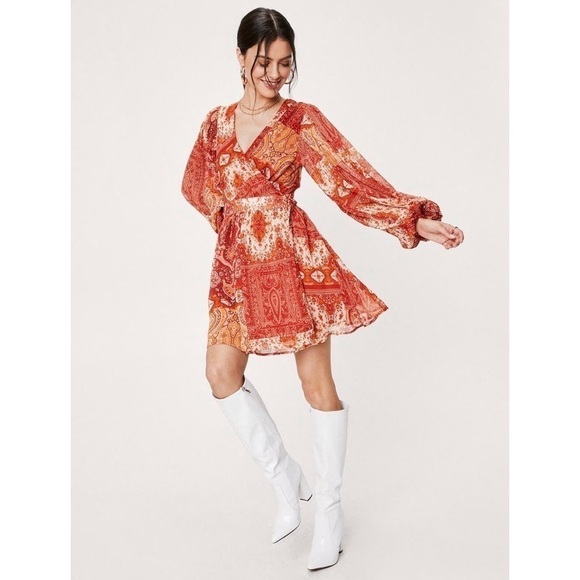 NastyGal Paisley Balloon Sleeve Mini Wrap Dress - Picture 5 of 10